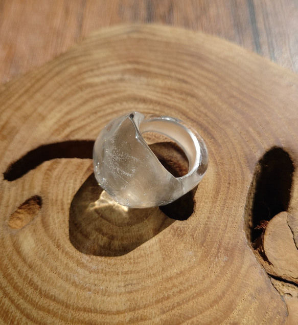minamo 水のゆらめき を閉じ込めた 指輪 琥珀糖 水の中 ガラス とんぼ玉 クリア 満月 1枚目の画像