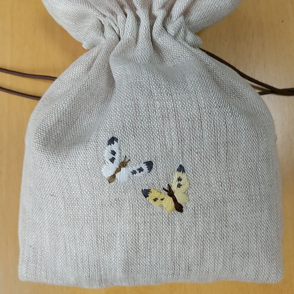 リネン　両面手縫い刺繡入り巾着ポーチ　チューリップと蝶々 4枚目の画像