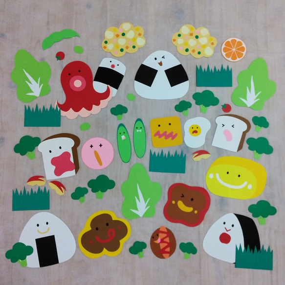 おにぎり お弁当のおかず サンドイッチ壁面飾り 保育所や幼稚園等の飾りつけに 画用紙で製作 「おいしい森へ行こう！」 1枚目の画像