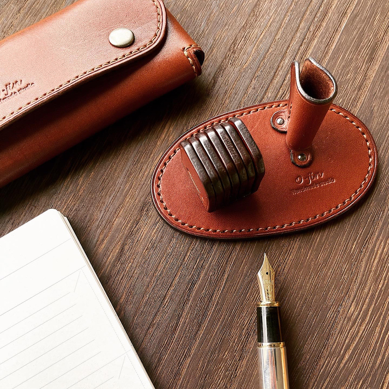 ☆.｡.:*・上質レザー で大人のお洒落感☆.｡.:*・栃木レザー を使用したペン立て　ペンスタンド　メモスタンド