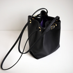 ［new・ストラップが選べます］レザーきんちゃくバッグ ブラック 2枚目の画像