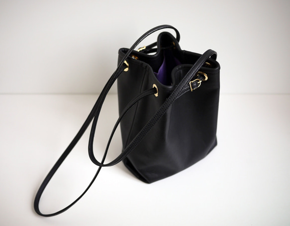 ［new・ストラップが選べます］レザーきんちゃくバッグ ブラック 2枚目の画像