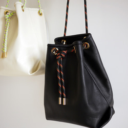 ［new・ストラップが選べます］レザーきんちゃくバッグ ブラック 1枚目の画像