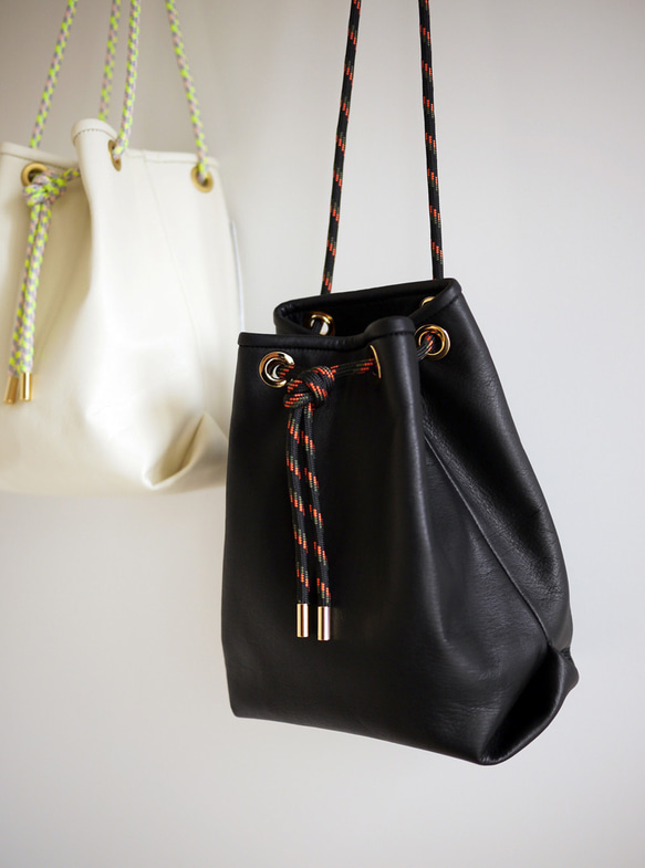 ［new・ストラップが選べます］レザーきんちゃくバッグ ブラック 1枚目の画像