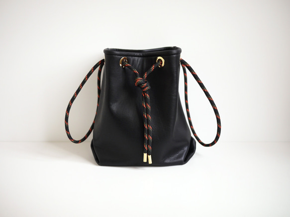 ［new・ストラップが選べます］レザーきんちゃくバッグ ブラック 3枚目の画像