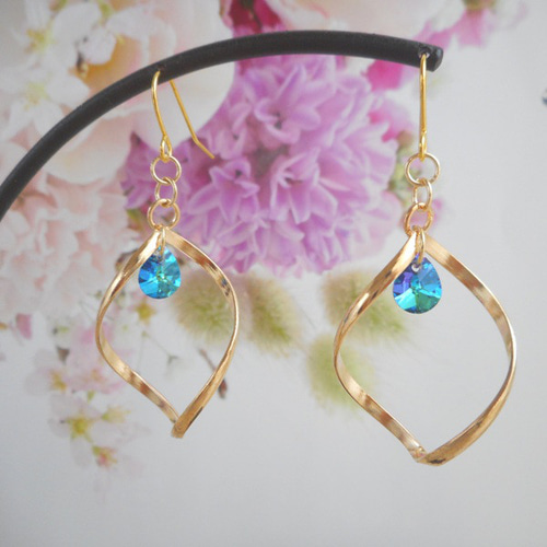 ひねり×オーロラブルーガラスドロップのキラキラ大ぶりピアス 