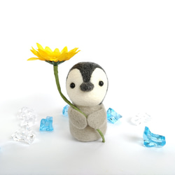 ひまわりを持ったペンギンさん☆羊毛フェルト 1枚目の画像