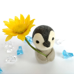 ひまわりを持ったペンギンさん☆羊毛フェルト 5枚目の画像