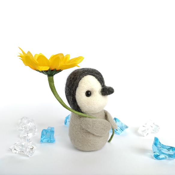 ひまわりを持ったペンギンさん☆羊毛フェルト 4枚目の画像