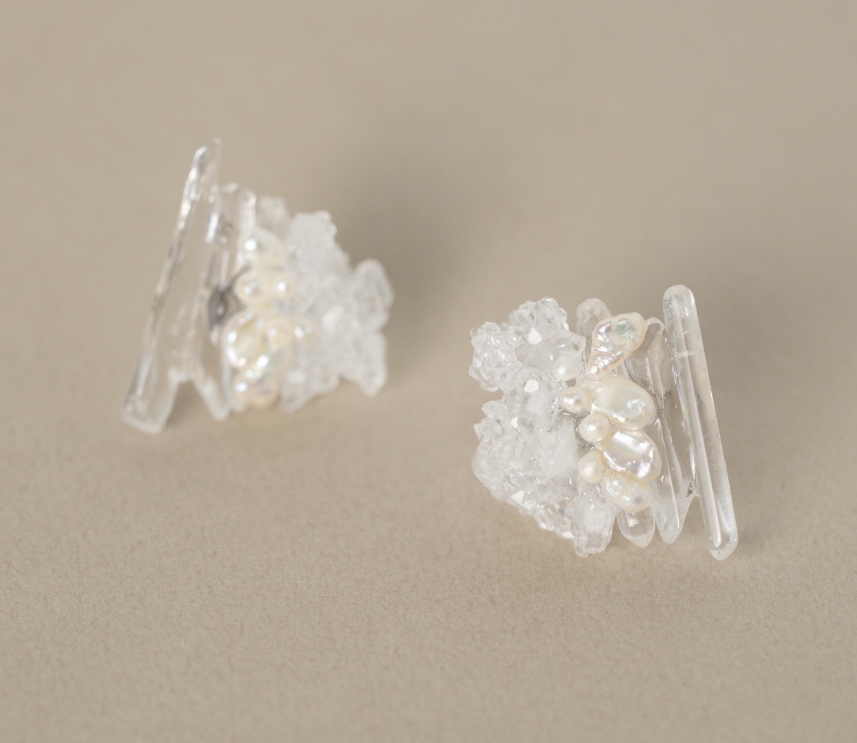 【一点モノ！】原石・氷柱水晶と淡水パールのピアス