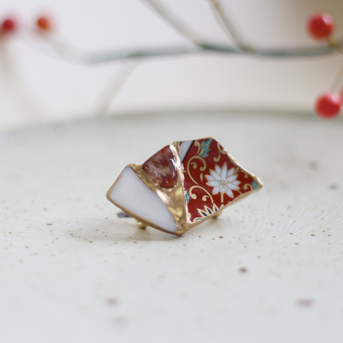 伊万里焼 金継ぎ 帯留め / 瑪瑙 赤 伝統工芸 和装 呼び継ぎ 帯留め  