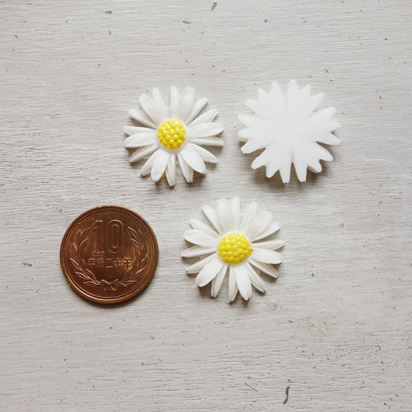 日本製 1950s デイジー プラスチックカボション 25mm (2個) 7枚目の画像