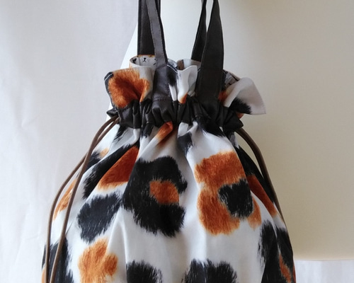 三毛猫　ハンドメイド　丸い　巾着　ベージュ 三毛猫ハンドメイド丸い巾着ベージュ