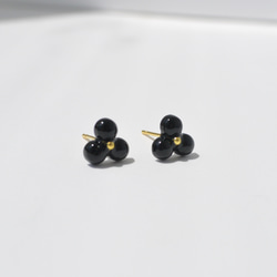まるい天然石の小さいお花ピアス　オニキス　シンプル　サージカルステンレス　上品　ブラック　黒 4枚目の画像