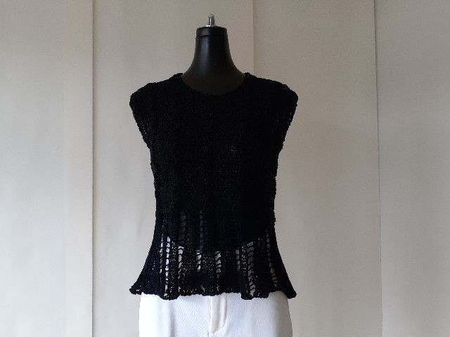 黒のノースリーブペプラムセーター