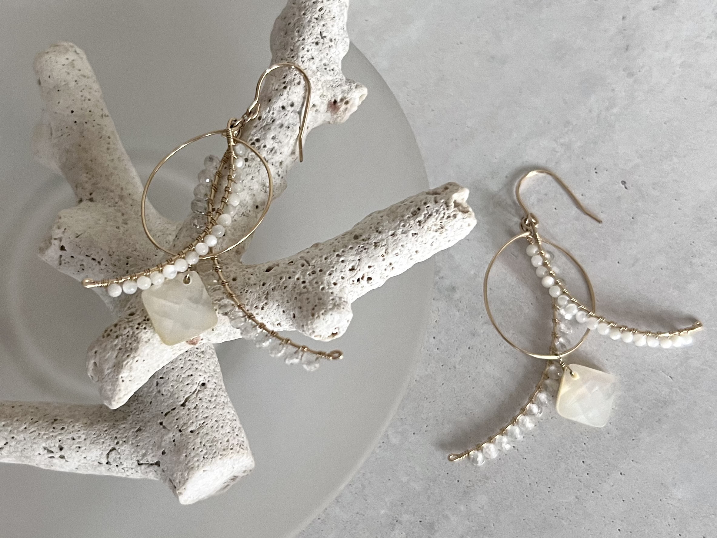 フックピアス／イヤリング【マザーオブパール&シェル】14kgf 【テイルシリーズ】