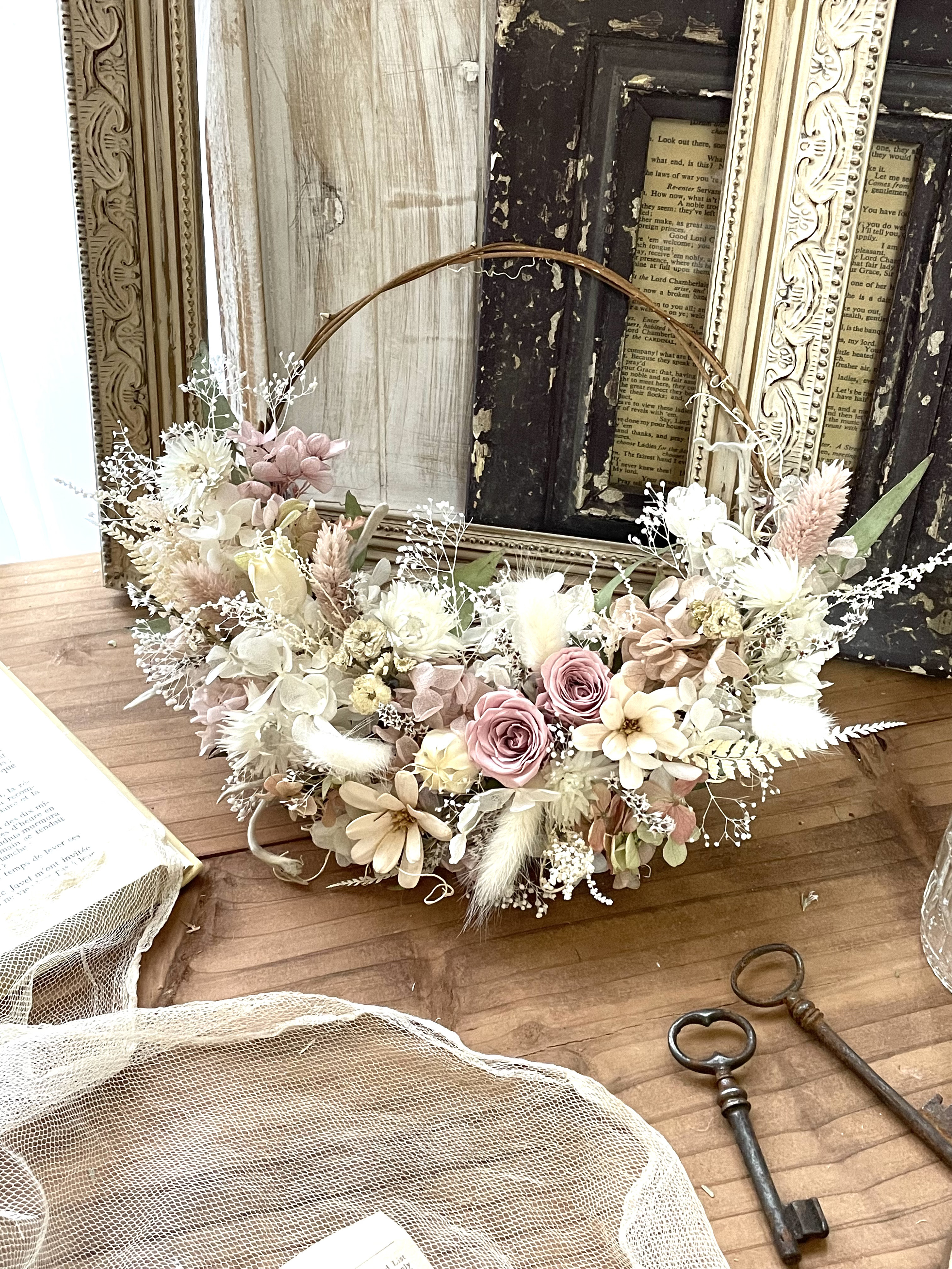 再販♡【送料無料】ガーリーでフワフワなハーフムーンリース（くすみピンク）