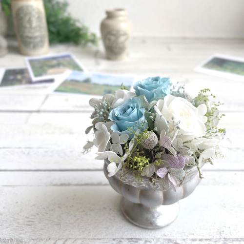 ペールブルーの小さなアレンジメント＊アンティークポット