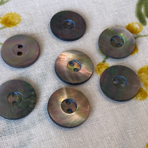 新商品！『イタリア製 色味の綺麗なシェルボタン』～黒蝶貝 18㎜ 2個