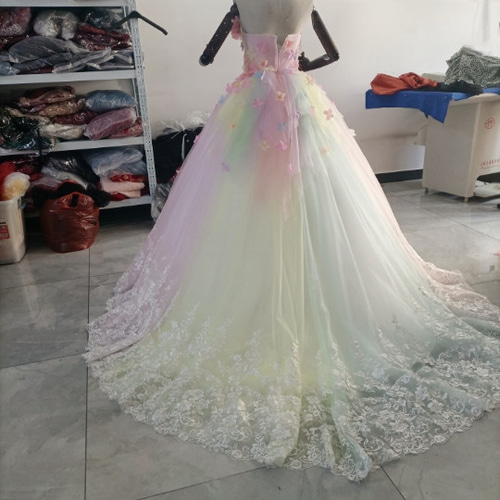 豪華！レインボー カラードレス ラッフルフリル 挙式 トレーン ベア