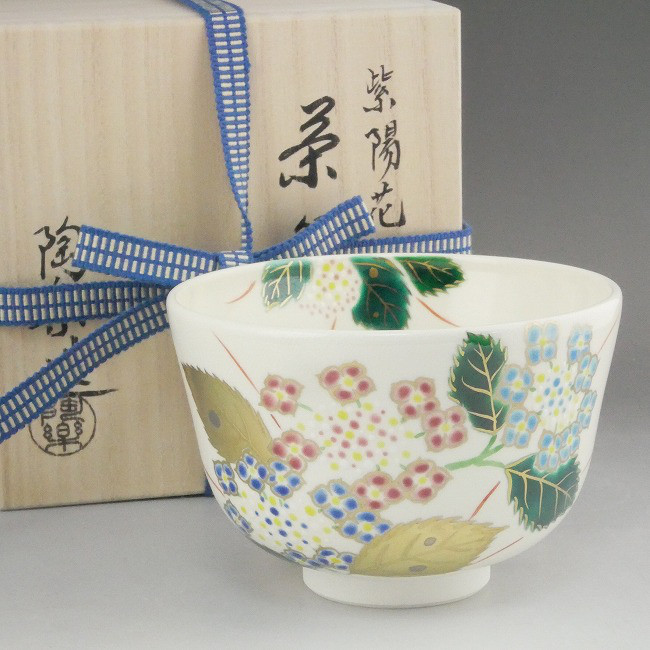 美品　陶器　茶道具　抹茶碗　紫陽花　内側にも描かれた紫陽花が素敵な　碗 美品 陶器 茶道具 抹茶碗 紫陽花 内側にも描かれた紫陽花が素敵な 碗