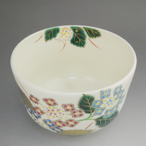 美品　陶器　茶道具　抹茶碗　紫陽花　内側にも描かれた紫陽花が素敵な　碗 美品 陶器 茶道具 抹茶碗 紫陽花 内側にも描かれた紫陽花が素敵な 碗