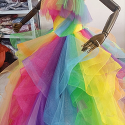 輝きな光彩を放つ レインボー カラードレス ラッフルフリル 挙式 トレーン ベアトップ プリンセスライン 結婚式/披露宴 4枚目の画像