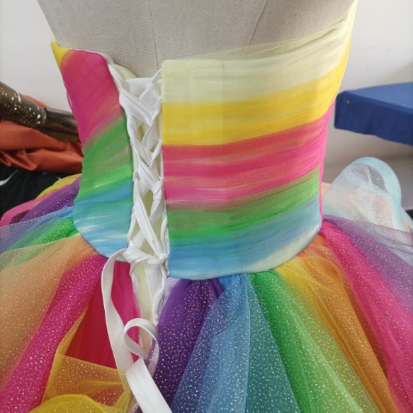 閃閃發光的彩虹色連身裙 荷葉邊褶邊 婚禮 熊上衣 公主系列 婚禮/招待會 第13張的照片