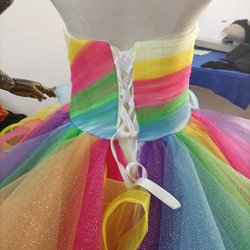閃閃發光的彩虹色連身裙 荷葉邊褶邊 婚禮 熊上衣 公主系列 婚禮/招待會 第12張的照片