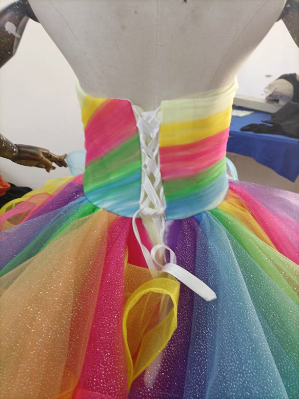 閃閃發光的彩虹色連身裙 荷葉邊褶邊 婚禮 熊上衣 公主系列 婚禮/招待會 第12張的照片