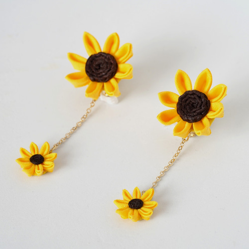 つまみ細工 ひまわりの花の揺れるイヤリング イヤリング