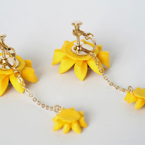 つまみ細工 ひまわりの花の揺れるイヤリング イヤリング