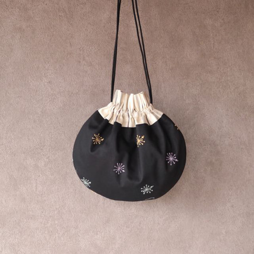 ブラックWデニム♡刺繍の巾着ショルダーバッグ♡ハートフラワー♡ストーン付き ブラックWデニム♡刺繍の巾着ショルダーバッグ♡ハートフラワー