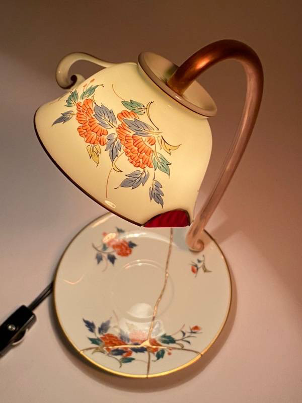 赤いガラス金継ぎのテーブルランプ