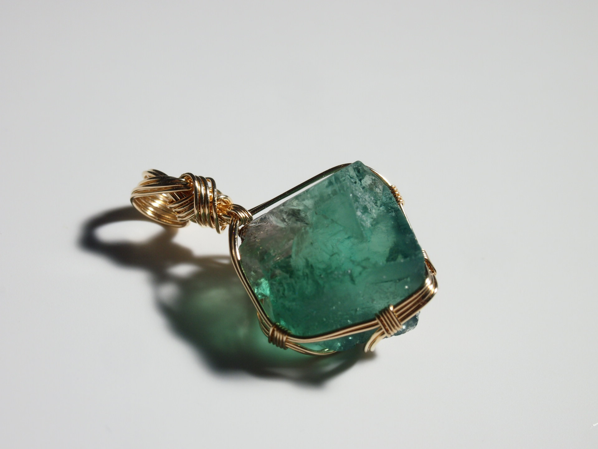 ロジャリー鉱山産フローライト原石の女神巻きペンダントトップ