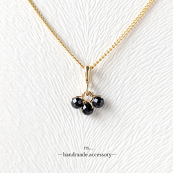 8月誕生石 小ぶりな 宝石質ブラックスピネル の3粒 ネックレス (送料無料) ギフト プレゼント 母の日 1枚目の画像