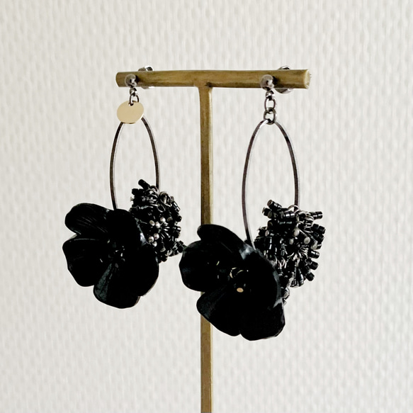 【再販】フランスヴィンテージ  黒いペチュニアの耳飾り　ピアスのみ 5枚目の画像