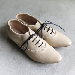特色 &lt;也可用作 Babouche&gt; 米色皮鞋，易於穿著，搭配橡膠鞋跟，看起來很漂亮 第1張的照片
