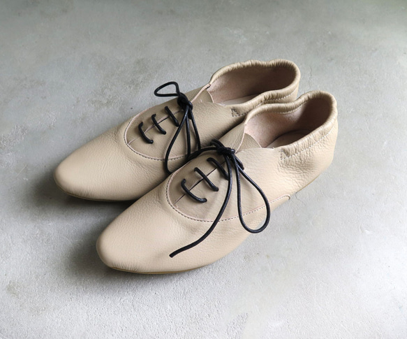 特色 &lt;也可用作 Babouche&gt; 米色皮鞋，易於穿著，搭配橡膠鞋跟，看起來很漂亮 第10張的照片