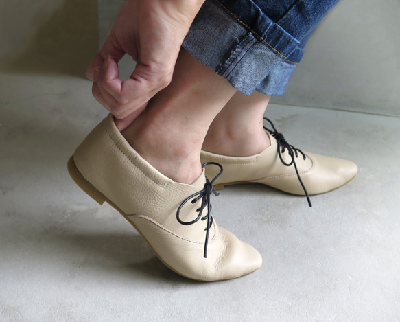 特色 &lt;也可用作 Babouche&gt; 米色皮鞋，易於穿著，搭配橡膠鞋跟，看起來很漂亮 第6張的照片