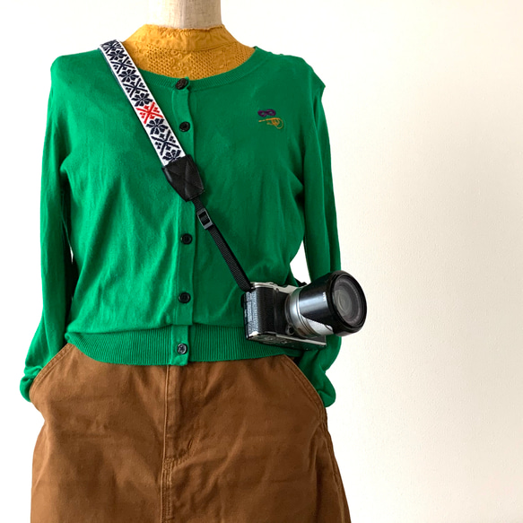 Kogin刺繡相機背帶超薄☺︎白梅花【刺繡☺︎牛仔重製☺︎單鏡頭】⌘定做⌘ 第1張的照片