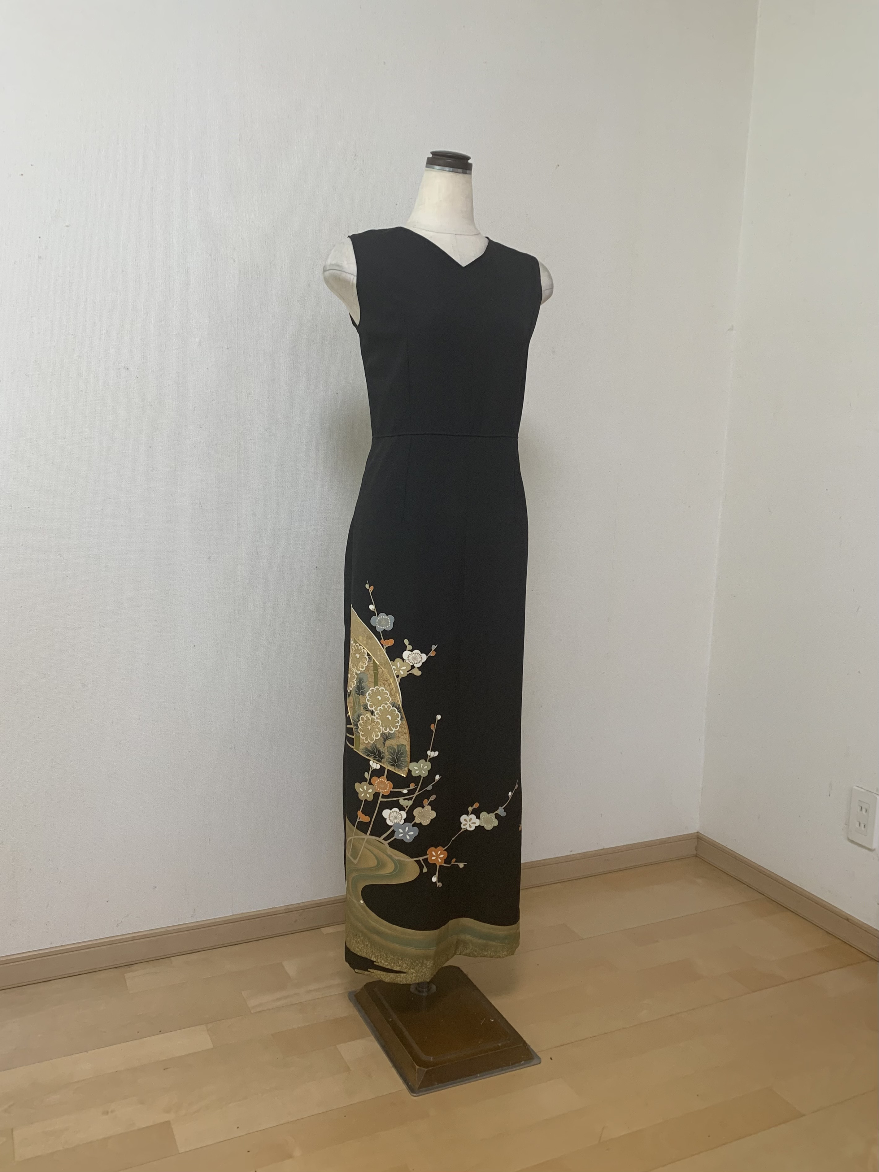 友禅 扇 枝梅 金駒刺繍 黒留のVネックロング丈フォーマルドレス