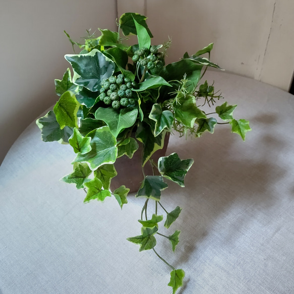 フェイクグリーンの鉢植え(アイビー&アイビーベリー)／茶陶器   人工観葉植物 5枚目の画像
