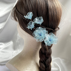 お花のヘアアクセサリー　５輪　～ミルキーブルー～ ディップアート 2枚目の画像