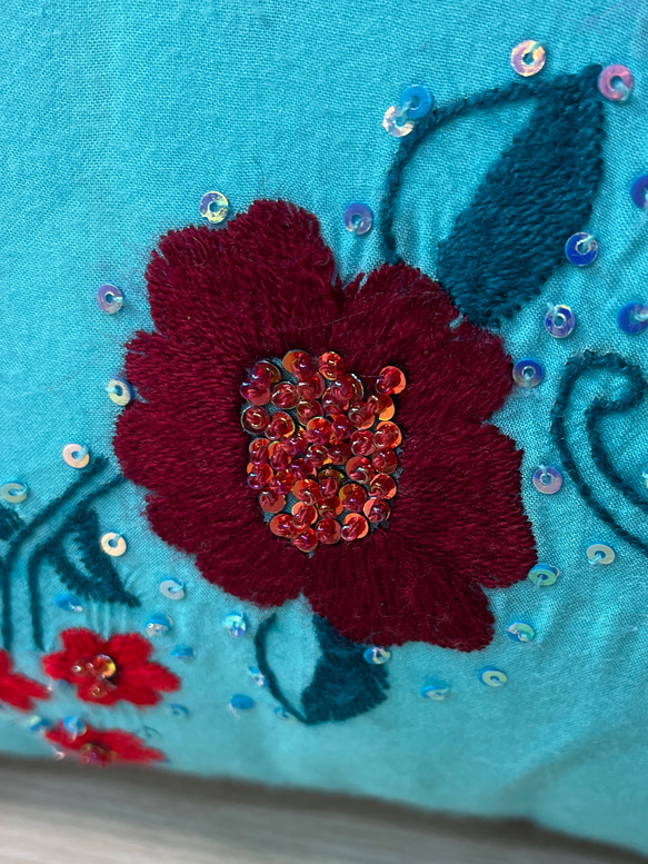 約40cm角　手刺繍のリメイククッションカバー　パキスタン　パッチワーク　手刺繍のビンテージ生地 8枚目の画像
