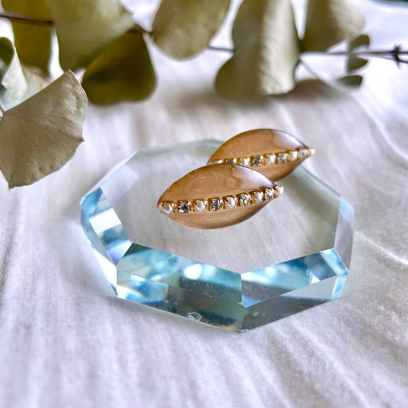 glass marquis metallic bronzegold Earrings 2枚目の画像