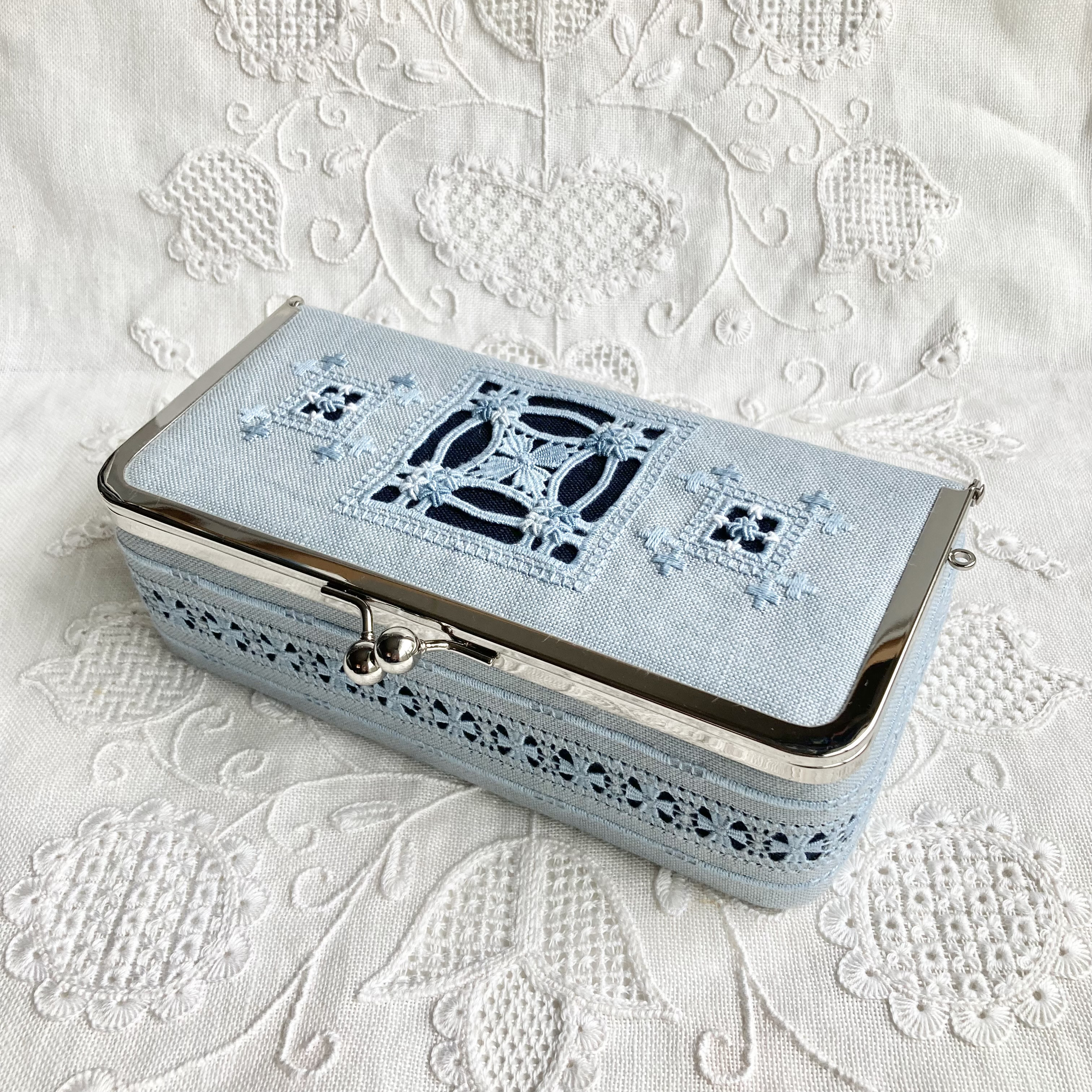 送料無料】A21. 白糸刺繍 プント・アンティーコ がま口ボックス