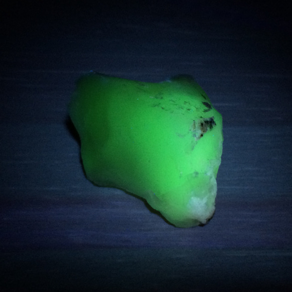 蛍光 ホワイトコモンオパール 原石 4枚目の画像