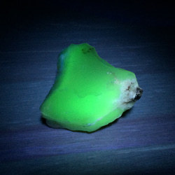 蛍光 ホワイトコモンオパール 原石 7枚目の画像