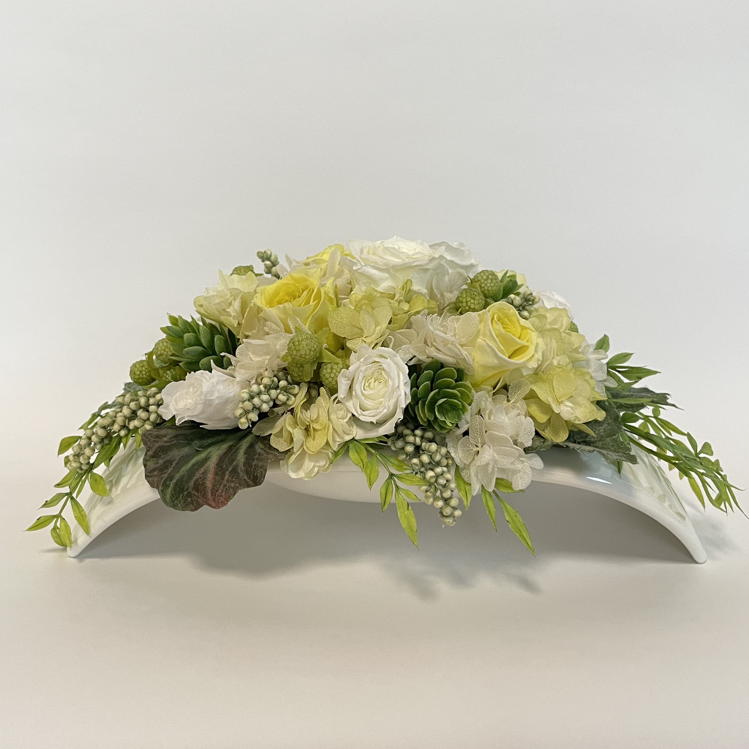 ◆ハンドメイド◆豪華 プリザーブドフラワーアレンジ (台座はビレロイボッホ) 豪華 プリザーブドフラワーアレンジ (台座はビレロイボッホ